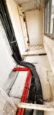 Lüftungskanäle einer neuen bodenverlegten ­Lüftungseinheit auf einer Baustelle des Betriebs, bestehend aus der ComfortAir Q und der ­Kühleinheit   ComfoClime   Cool   24/36   von   Zehnder.