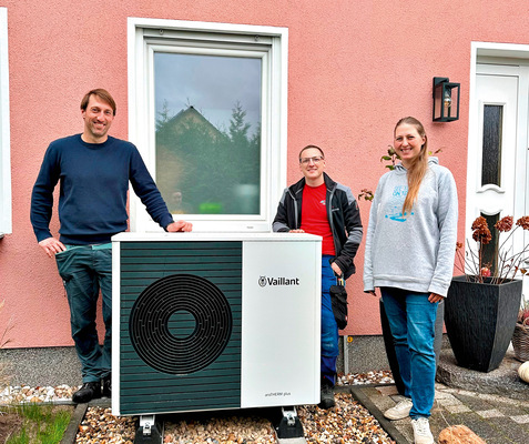 Silvio Bensch, Yves Kley und Kristin Bensch neben einer neu installierten Wärmepumpe von Vaillant.