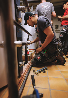 Gut ausgebildete Fachkräfte sind gefragt: Die Installation einer neuen Wärmepumpe erfordert ein solides Know-how, sowohl für die Heizungs- als auch für die Elektrotechnik.