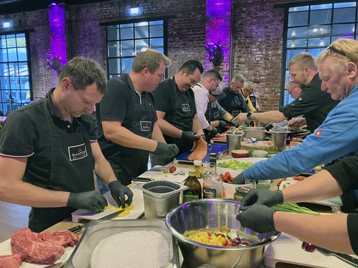 Grillen macht am meisten Spaß, wenn man unter professioneller Anleitung selbst Hand anlegen darf. Die Teilnehmer der Clivet Roadshow 2025 hatten auch dazu Gelegenheit.