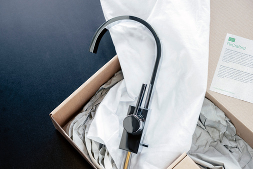 Am Ende des mehrstufigen ReCrafted-Prozesses, bei dem sie unter anderem neue Oberflächen und Funktionsteile erhalten haben, sind die Dornbracht-Armaturen bereit für ein zweites Leben.