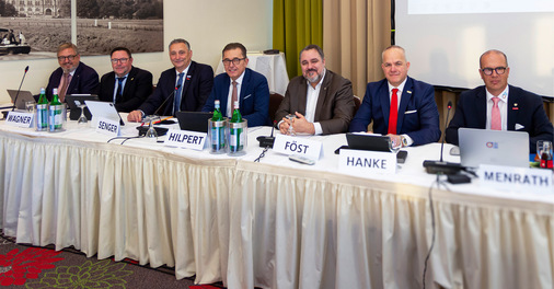 Die Verbandsspitze (von links): Hans‑Werner Eschrich (Vorstand Bildung und Berufsförderung und stellvertr. Landesinnungsmeister Nordrhein‑Westfalen), Jens Wagner (Vorstand Arbeit, Soziales und Europa, LIM Hamburg), Frank Senger (Vizepräsident, LIM Niedersachsen), Michael Hilpert (Präsident des ZVSHK), Daniel Föst (Hauptgeschäftsführer), Marco Hanke (Vorstand Markt und Wirtschaft, LIM Mecklenburg‑Vorpommern) und Stefan Menrath (Vorstand Technik und Innovation, Vorsitzender Fachverband Baden‑Württemberg).