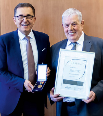 Ausgezeichnet in Hannover: Für sein langjähriges Wirken im Ehrenamt erhielt Norbert Borgmann (rechts) von Michael Hilpert die goldene Ehrenmedaille des ZVSHK.