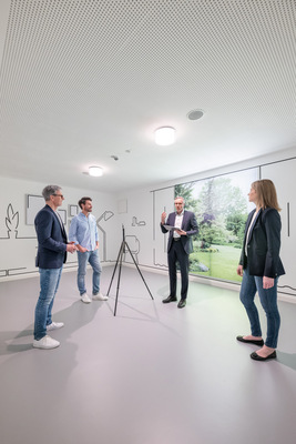 Der Innenraum des Akustik-Kubus ist bewusst reduziert gehalten, um die Wahrnehmung zu schärfen und die Sinne ausschließlich auf das Hörerlebnis zu lenken.