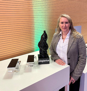 Carmen Vetter, Leitung Schutzrechte der Hansgrohe Group, bei der Verleihung des Plagiarius auf Messe Ambiente in Frankfurt mit den gefälschten AXOR Armaturen und dem schwarzen Plagiarius Zwerg. 2025 war es dem Unternehmen gelungen, eine Fälscherbande in China auszuheben.