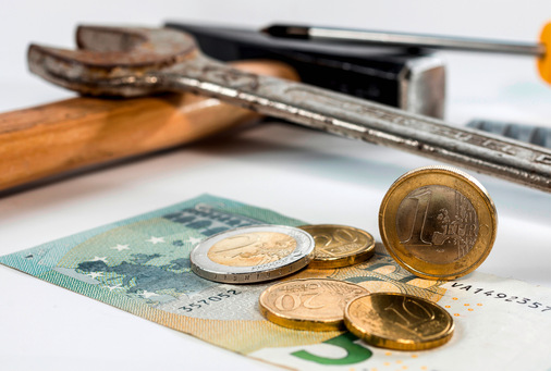 Der Abgabenanteil bei gewerblichen Minijobs umfasst pauschale Beiträge zur Kranken- und Rentenversicherung, Umlagen und Steuern ­sowie zusätzlich Unfallversicherungsbeiträge.