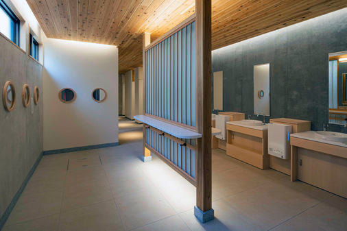 Innenansicht der Miyajima Omotenashi Toilet: Großzügige Raumproportionen, übersichtlich angeordnete Waschtische und Spiegel sowie eine klare Lichtführung sorgen für Orientierung, Komfort und eine selbstverständliche Nutzung für Menschen mit unterschiedlichen Bedürfnissen.