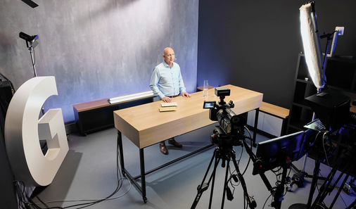 Schulung weitergedacht: Ein TV-Studio im Campus ermöglicht es, Schulungsthemen auch digital zu vermitteln. 