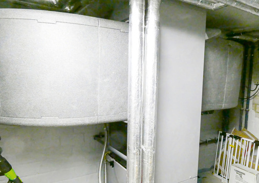 Gut gedämmte Zu- und Abluftführung der Wärmepumpe im Technikraum.