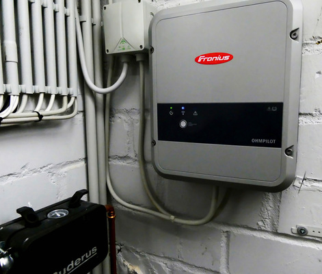 Wohin mit dem PV-Strom? Das Energiemanagementsystem Ohmpilot von Fronius hat die folgenden Prioritäten: Eigenverbrauch, Batterieladung, Heizstab, Netzeinspeisung.