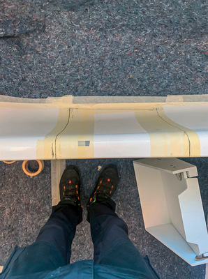 2. Einbauposition der Wannentür festlegen, Bauteil anhalten und Maße übertragen.