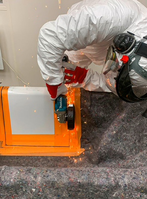 3. Wannenausschnitt entlang der Markierung fachgerecht ­herstellen.