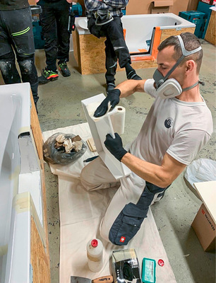 7. Wannentür vor ­Einsetzen nochmals säubern.