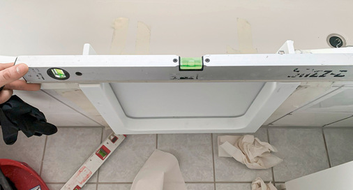 8. Wannentür einsetzen und prüfen, ob in Waage; anschließend Silikonfugen setzen.