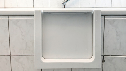 9. Der Wannentür-Abschluss (hier ein Bild mit Querfries für eine ­Badewanne mit Badewannen­aufsatz bzw. Faltwand).