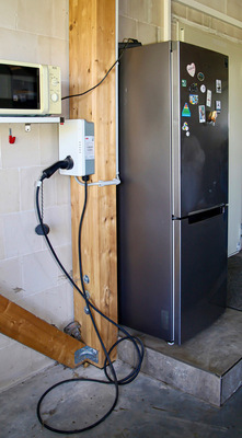 In der angrenzenden Halle ist eine Wallbox für das E-Auto vorhanden ...