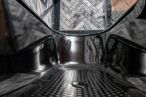 Kaldewei-Classic-Duo-Badewanne in Schwarz mit Voll-Anti-Slip im Badezimmer Wee Beastie.