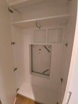Untergebracht in einer Trockenbauwand hinter einem Einbauschrank ist es gut erreichbar, aber nicht sichtbar. Zudem hält es sich mit einem niedrigen Schallleistungspegel dezent im Hintergrund.