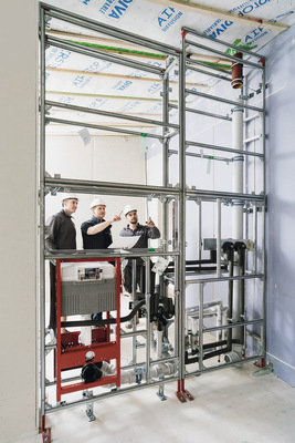 Fertig aufgestellte und montierte Installationstrennwand zwischen zwei Räumen.