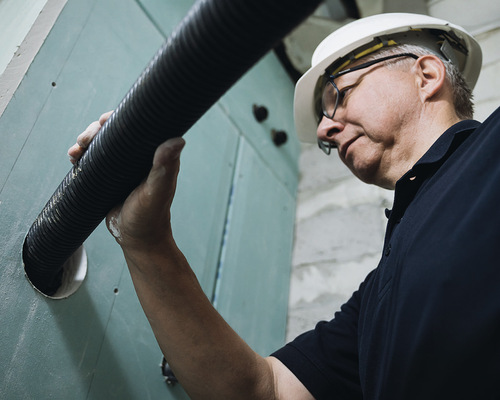 Einblasdämmung: Die Einbringung des mineralischen Dämmgranulats.