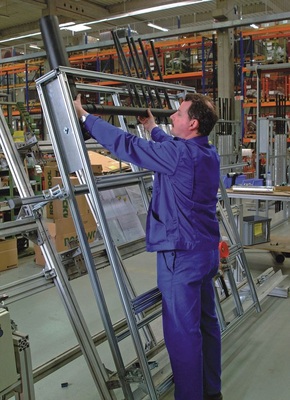 Nach der industriellen Vor­fertigung der Installations­wände in Lichtenstein erfolgt die Lie­ferung direkt auf die Baustelle