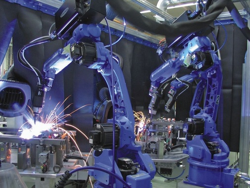 Hochmoderne Schweiß­roboter fügen die Duofix-Rahmen zusammen
