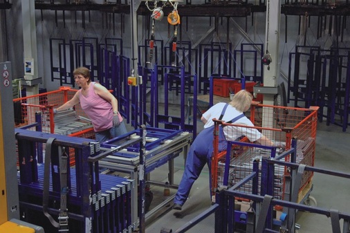 Die Duofix-Rahmen werden vor­behandelt, beschichtet und teil­montiert. Der WC-­Rahmen kommt dann nach Pfullendorf zur Montage des Unterputzspülkastens