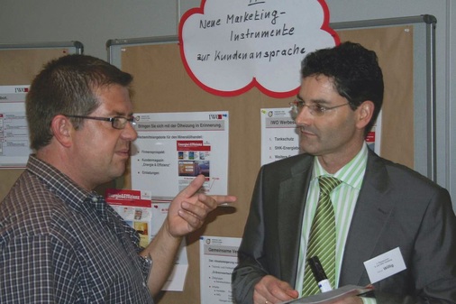 Praxis und Marketing im Gespräch: Handwerksmeister Richard van Lipzig (l.) und IWO-Marketingexperte Adrian Willig