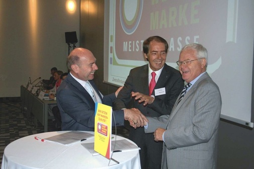 Vertragsabschluss auf dem Ölsymposium: (v.l.): Michael von Bock und Polach, Hermann W. Brennecke sowie Bruno Schliefke