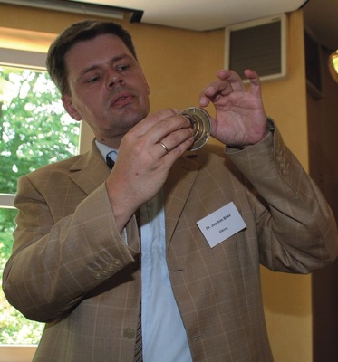 Dr. Joachim ­Böke stellte ­unter anderem an einem ­Modell die ­allgemeine Funktions­weise eines Sprinklers vor