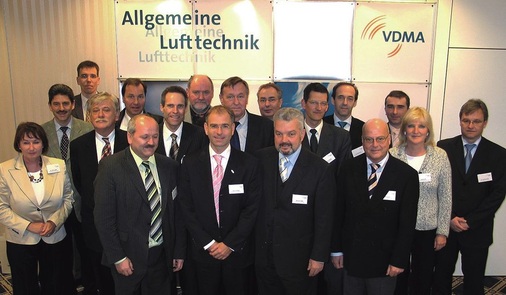 Gruppenbild anlässlich der Fachsitzung (v. l.) vorne: Dr. Karin Jahn, Hartmut Brandau, Thies ­Hachfeld, Michael Nagl, Ralf Dörner; Mitte: Bernd Schweitzer, Norbert Schmelzle, Dr. Dieter Cohrs, Wolfgang Müller, Dr. Peter Radgen, Monika Witt; hinten: Peter Hill, Hubert Sturies, Jürgen ­Dobmaier, Wolfgang Franck, Dr. Hugo Blaum, Werner Becker und Dr. Joachim Maul