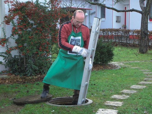 Einsteigöffnung einer Regenwasserzisterne in der Praxis