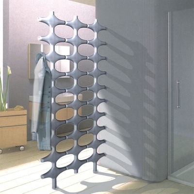 Cross kann als Raumteiler oder klassisch, wandhängend montiert werden. Die Stern­module lassen sich individuell, je nach ­benötigter Wärmeleistung zusammenfügen