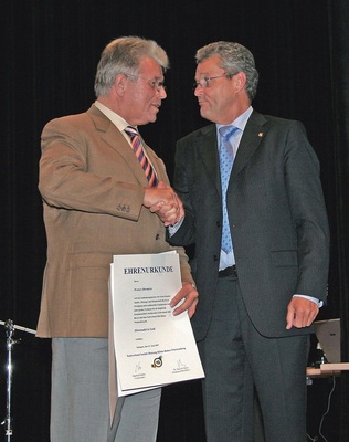 Bayerns Landes­innungsmeister Werner Obermeier erhielt in ­Biberach als einziger „Externer“ die Goldene ­Ehrennadel des Fachverbandes