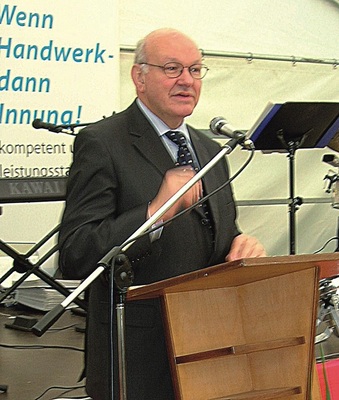 Der Präsident des Berliner Abgeordnetenhauses Walter Momper würdigte die Arbeit der Innung bei der zeitgemäßen Ausbildung des beruflichen Nachwuchses