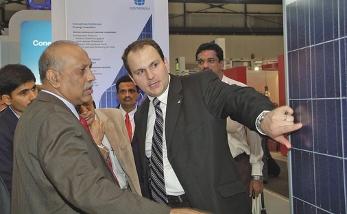 Der indische Minister für neue und erneuerbare Energien, Shri Vilas Muttemwar, informierte sich bei Christian Langen, Vorstand der ­ Conergy AG