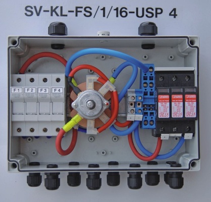 Mit der PV-Installationsbox, hier mit Klemmvorrichtung und Sicherungen für vier Strings, Überspannungssicherung und DC-Trennschalter, wird die Montagezeit verkürzt und die Betriebssicherheit erhöht