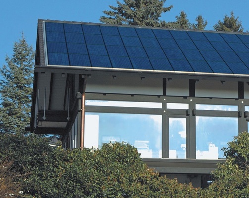 Das Energiedach kann auf nahezu jeder Dachunterkonstruktion realisiert werden. Über die vorhandene Dachlattung wird eine vertikal verlaufende weitere Konstruktion montiert