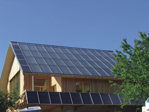 Die solarthermische Anlage ist auf dem Süddach und am Terrassen­geländer des Solarhauses angebracht