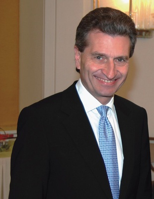 Überraschender Vorstoß aus Baden-Würt­temberg: Will Landeschef Günther Oettinger mit seinem Wärmegesetz-Entwurf zum Sonnenkönig aufsteigen?