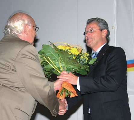 Gute Wünsche für die neue Wahlperiode: Ehrenvorsitzender Erwin Weller gratuliert Manfred Stather zur Wiederwahl