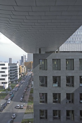 Das Flügeldach verbindet die beiden Baukörper der ING-DiBa-Zentrale in Frankfurt