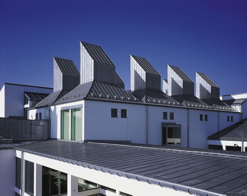 Teilansicht der markant geformten Metalldächer des Kulturzentrums „Dunkers Kulturhus“ in Helsingborg, Schweden