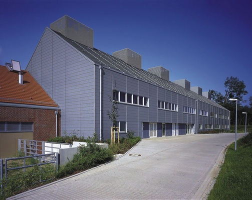 Zwei verschie­dene System-Profile für Dach und Fassaden sorgen beim ­Institutsgebäude auf der Insel Riems für perfekten Wetterschutz und zeitgemäße Optik