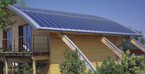Selbst ein gewölbtes ­Metalldach lässt sich mit Photovoltaik-Elementen kombinieren