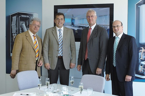 Das neue „Vaillant Forum“-Konzept im dreistufigen Vertriebsweg: SBZ-Redakteur Jürgen Wendnagel diskutierte darüber mit Vertretern aus dem Handwerk, mit Werner Obermeier und Michael Hilpert sowie mit Vaillant-Geschäfts­führer Klaus Jesse und mit Thomas Frank vom Großhandelshaus R+F (v.l.)