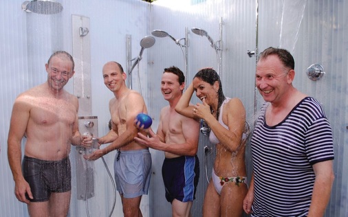 Probeduschen für Fachleute ist angesagt: Sanitärprofis argumentieren viel einfacher, wenn sie verschiedene Duschen, wie hier bei der Raindance AIR Dusch-Party im Stuttgarter Buddha Beach Club, am eigenen Leibe getestet haben
