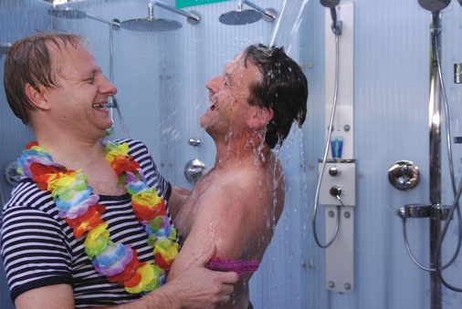 Hatten viel Spaß bei Testduschen: Hans­grohe-Marketingleiter Jörg Pütz und Handwerks­meister Henkel aus Friedrichshafen