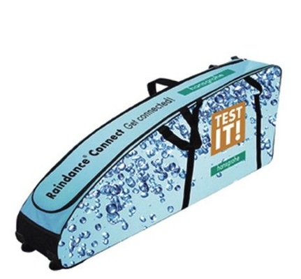 Testmuster der Connect Die Showerpipe wurde auf ein Aluminiumprofil montiert, das sich einfach an die Duschabtrennung hängen lässt und an die vorhandene Armatur angeschlossen wird