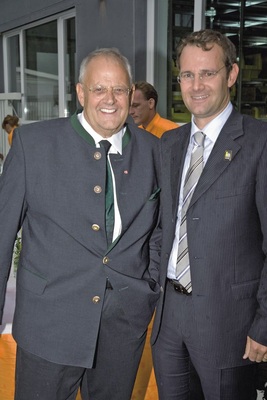 Manfred Pletzer und Vater Anton Pletzer auf der Feier zum 30-jährigen Firmen­jubiläum